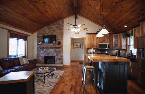 Brookport Casa | Lakefront Cabin with Hot Tub!