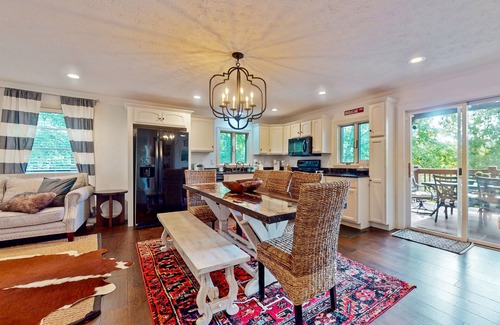 Dandridge Cabina | Lakefront Cabin with private dock, kayaks, fire pit, New hot tub, and cigar room