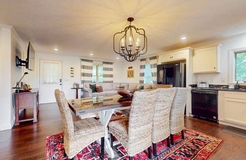 Dandridge Cabina | Lakefront Cabin with private dock, kayaks, fire pit, New hot tub, and cigar room