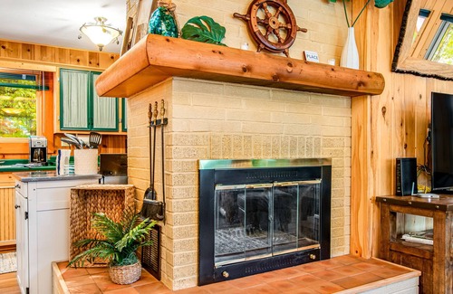 Presque Isle Casa | Lakefront cabin with dock, kayaks, SUP, wood fireplace, & washer/dryer