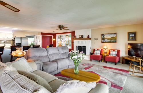 Longtown Casa | Lakefront Canadian Gem: Hot Tub, Decks & Grills