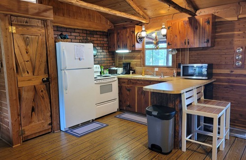 South Toledo Bend Cabina | Lakefront Cedar Cabin-South Toledo Bend-fishing pier,dock-covered parking-pets👌