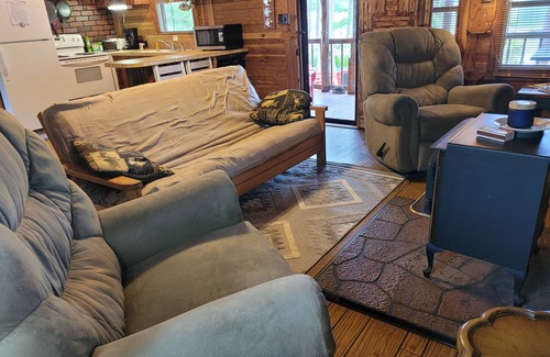South Toledo Bend Cabina | Lakefront Cedar Cabin-South Toledo Bend-fishing pier,dock-covered parking-pets👌