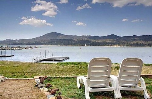 The Village Chalet De Esquí | Lakefront Chalet with Beautiful Views and Easy Walk to the Village
