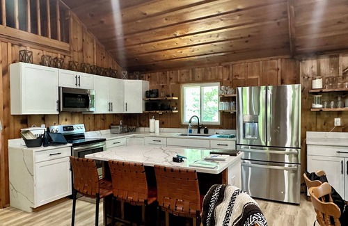 Northville Casa | LAKEFRONT! Sleeps 15, Pet-friendly, Charming Chic Home