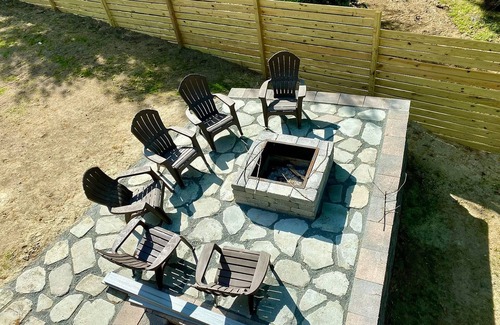 Northville Casa | LAKEFRONT! Sleeps 15, Pet-friendly, Charming Chic Home