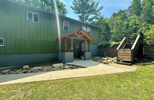 Northville Casa | LAKEFRONT! Sleeps 15, Pet-friendly, Charming Chic Home