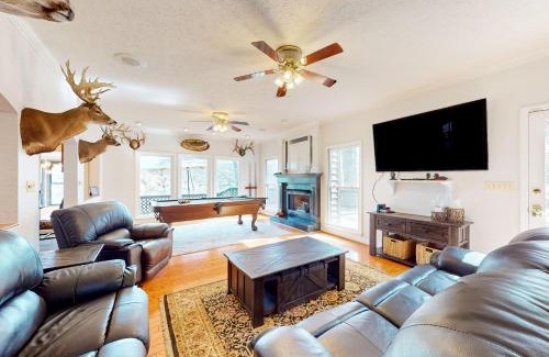 Pulaski Casa | Lakefront Chateau