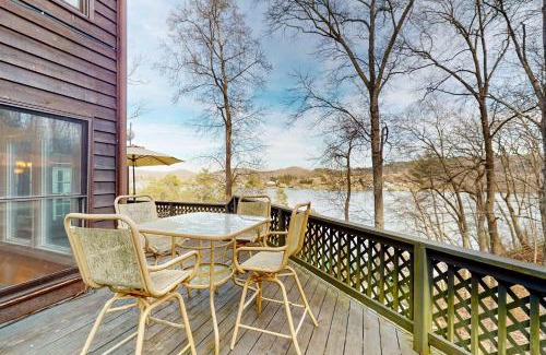 Pulaski Casa | Lakefront Chateau