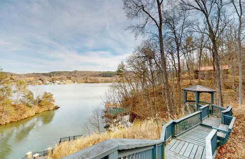 Pulaski Casa | Lakefront Chateau