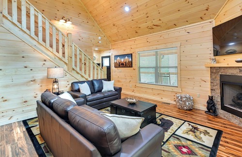 Primrose Cabina | Lakefront Cliffview Retreat w/ Hot Tub & Game Room
