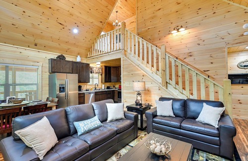 Primrose Cabina | Lakefront Cliffview Retreat w/ Hot Tub & Game Room