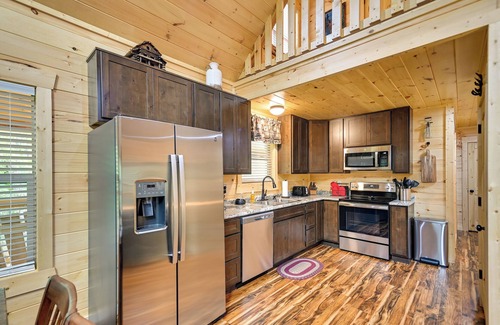 Primrose Cabina | Lakefront Cliffview Retreat w/ Hot Tub & Game Room