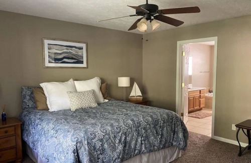 La Follette Condominio | LAKEFRONT CONDO / DECK VIEWS / COVERED SLIP