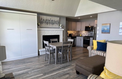 Conway Condominio | Lakefront Condo on Crooked Lake, Family-Friendly, Boat Slip Available