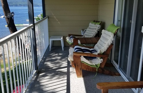 Anglemont Condominio | Condominio frente al lago en el lado soleado del lago Shuswap