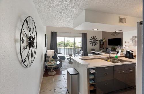 Walden on Lake Conroe Apartamento | Lakefront Condo Retreat