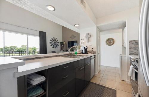 Walden on Lake Conroe Apartamento | Lakefront Condo Retreat