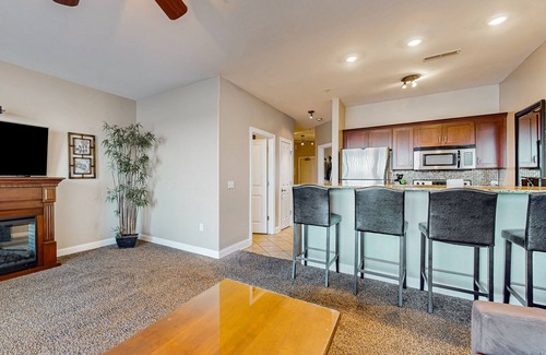 Lake Delton Condominio | Lakefront condo at Delton Grand with pools & beach access
