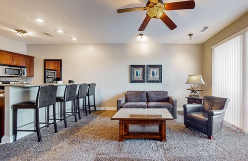 Lake Delton Condominio | Lakefront condo at Delton Grand with pools & beach access