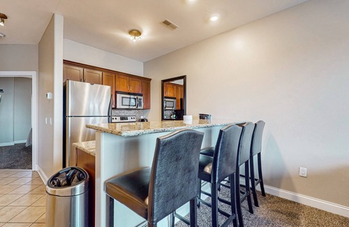 Lake Delton Condominio | Lakefront condo at Delton Grand with pools & beach access