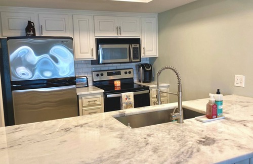 Lake Park Condominio | Lakefront Condo w/Pool!