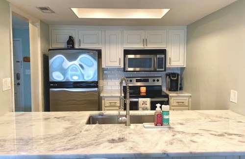 Lake Park Condominio | Lakefront Condo w/Pool!