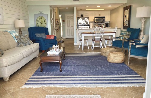 Lake Park Condominio | Lakefront Condo w/Pool!