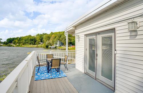 Campbellsport Apartamento | Lakefront Condo with Beach Access in Campbellsport!