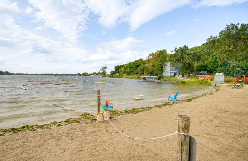 Campbellsport Apartamento | Lakefront Condo with Beach Access in Campbellsport!