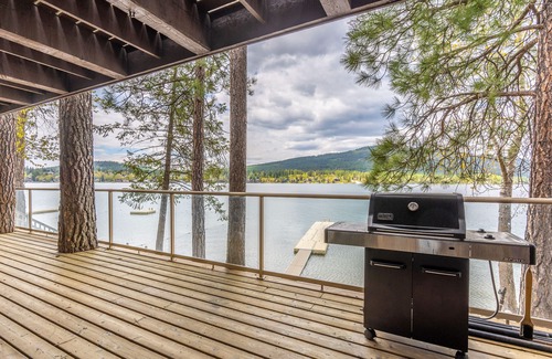 Whitefish Condominio | Condominio frente al lago con excelentes vistas y piscina compartida / jacuzzi / sauna, cerca del esquí
