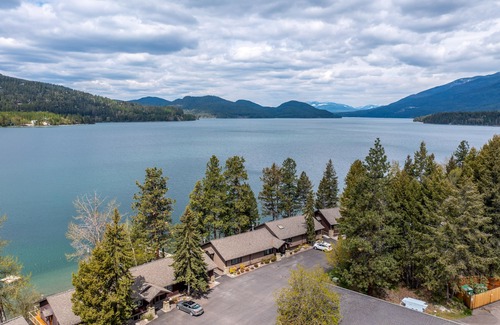 Whitefish Condominio | Condominio frente al lago con excelentes vistas y piscina compartida / jacuzzi / sauna, cerca del esquí