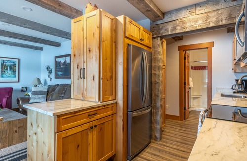 Whitefish Condominio | Condominio frente al lago con excelentes vistas y piscina compartida / jacuzzi / sauna, cerca del esquí