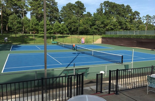 Walden on Lake Conroe Condominio | Lakefront Condo with Kayaks, pools, tennis, gym