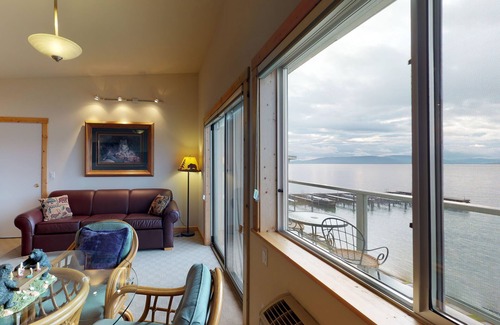 Polson Apartamento | Condominio en la montaña con vistas al lago, acceso a muelle compartido y deslizamiento de barcos, y bañera de hidromasaje.