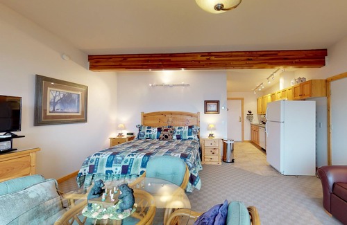 Polson Apartamento | Condominio en la montaña con vistas al lago, acceso a muelle compartido y deslizamiento de barcos, y bañera de hidromasaje.