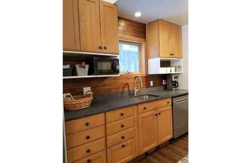 Ludlow Casa | Vermont Contemporary House 4 Minutes to Okemo