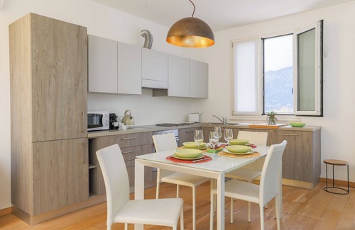 Cadenabbia Apartamento | Lakefront Contemporary