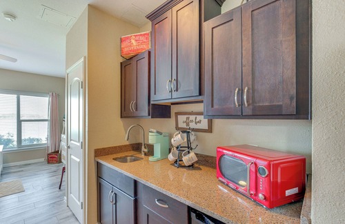 Eureka Apartamento | Lakefront Corsicana Condo w/ Pool Access!