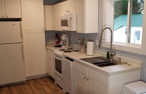 Arcadia Cabaña | Lakefront Cottage #5, AC, Newly Remodeled, 8 Kayaks, 4 SUP, Rowboats