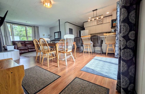 Alburg Cabaña | Lakefront Cottage: Amazing Mountain Views Directly on Lake Champlain
