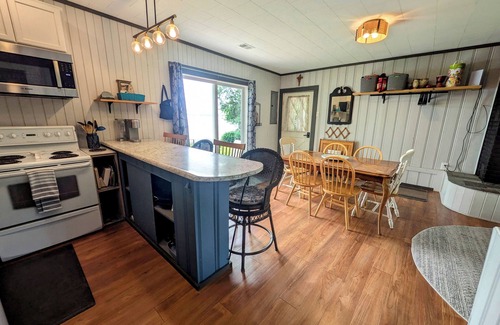 Alburg Cabaña | Lakefront Cottage: Amazing Mountain Views Directly on Lake Champlain