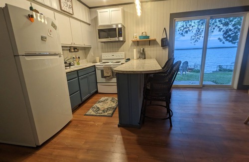 Alburg Cabaña | Lakefront Cottage: Amazing Mountain Views Directly on Lake Champlain