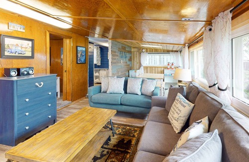 Shapleigh Casa | Lakefront cottage & bunkhouse with hot tub, game room, & fireplace - near skiing