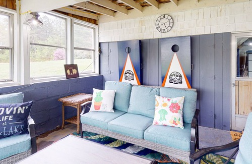 Shapleigh Casa | Lakefront cottage & bunkhouse with hot tub, game room, & fireplace - near skiing