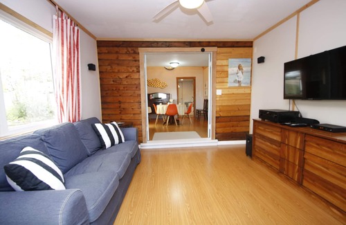 Manitou Beach Cabaña | Lakefront Cottage in Manitou Beach