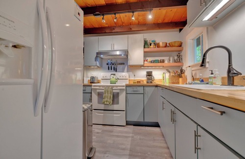 Lake Arrowhead Casa | Lakefront cottage | Indoor Pools | Kayaks