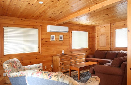 Gravenhurst Cabaña | Lakefront Cottage Marina View