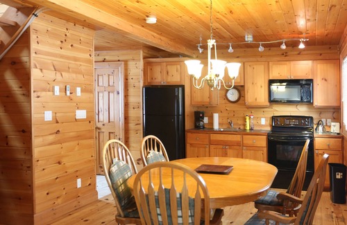 Gravenhurst Cabaña | Lakefront Cottage Marina View