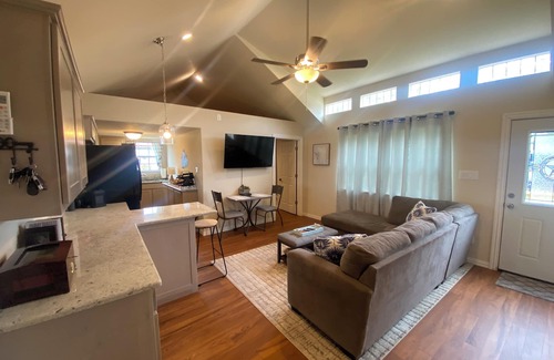 Dennis Cabaña | Lakefront Cottage Oasis